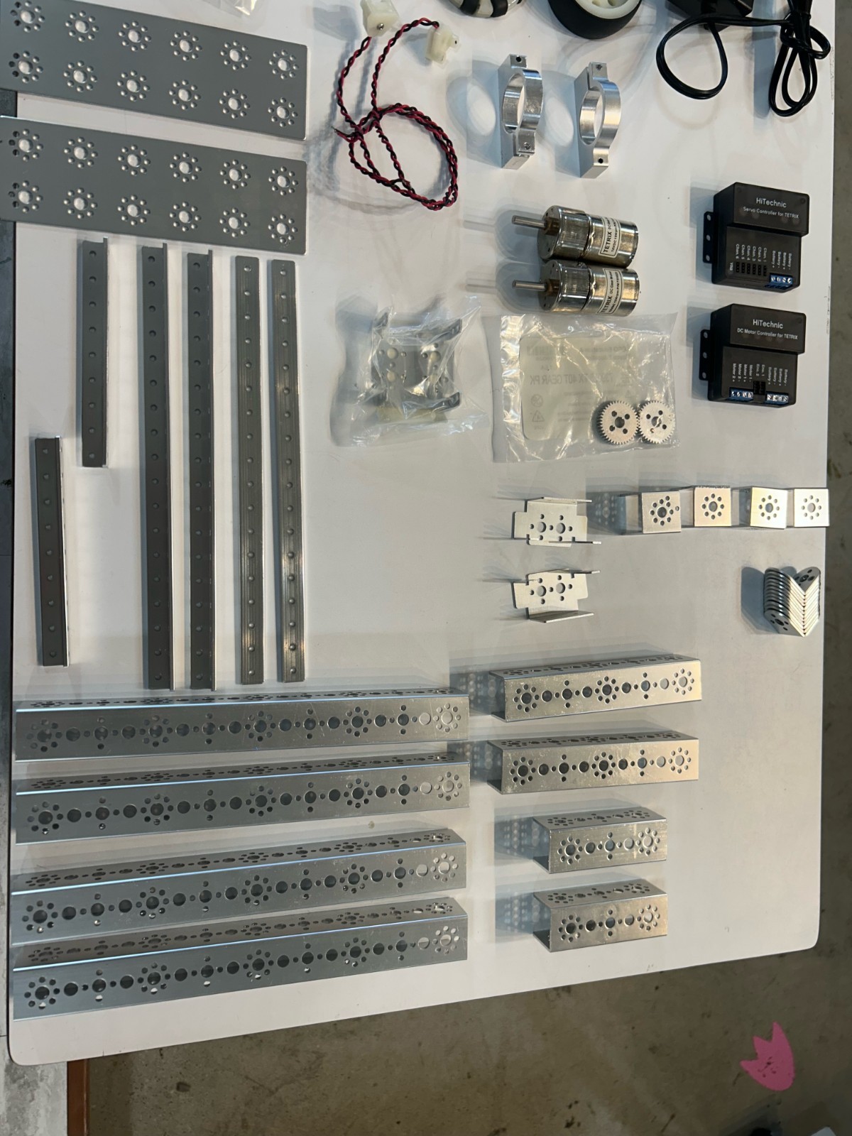 Pitsco TETRIX Robotics | Robot STEM Education Base Set 570 Pieces 739145 LEGO •