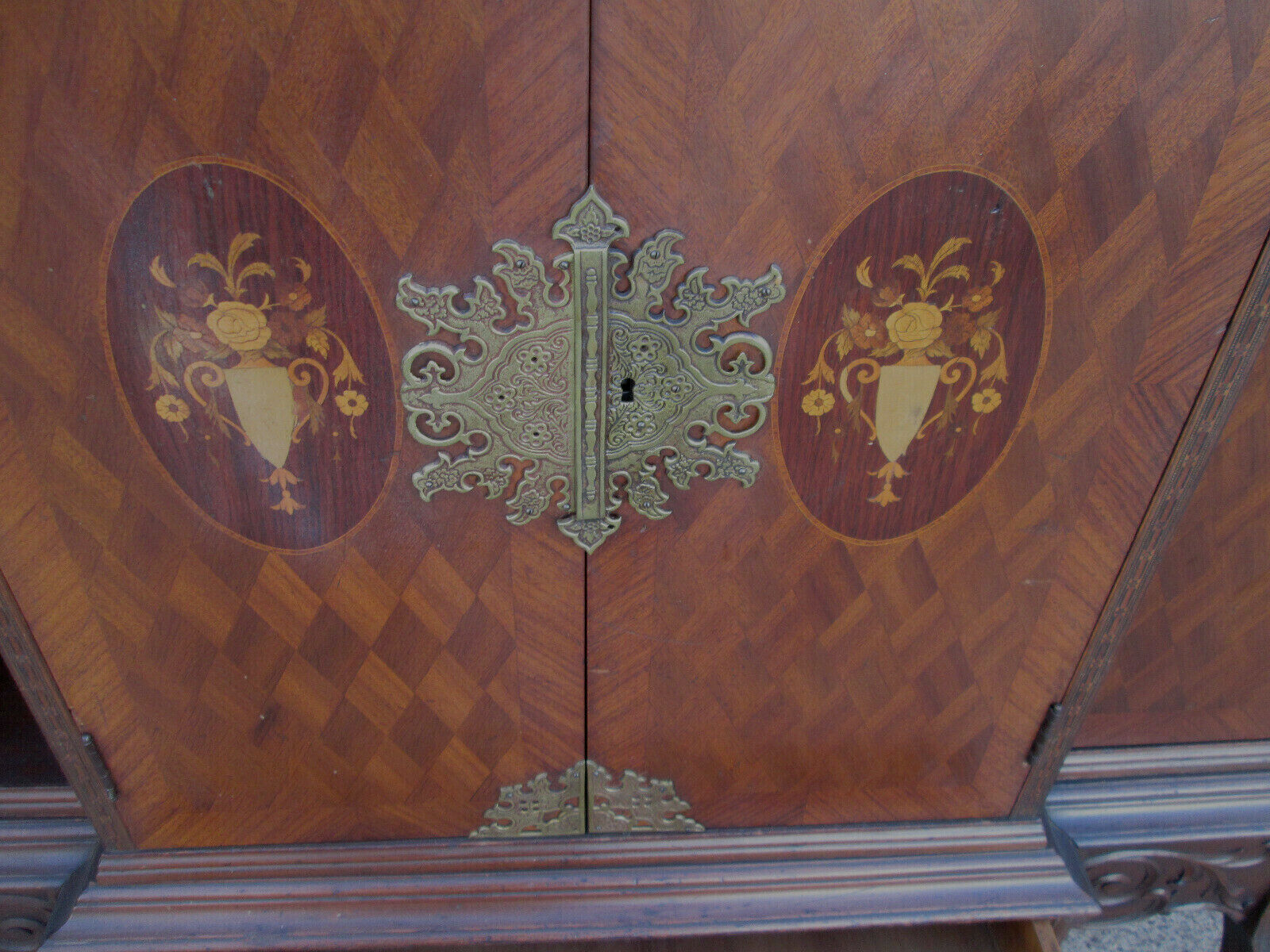 56654 Vintage French Inlaid Urns China Bar Cabinet Curio