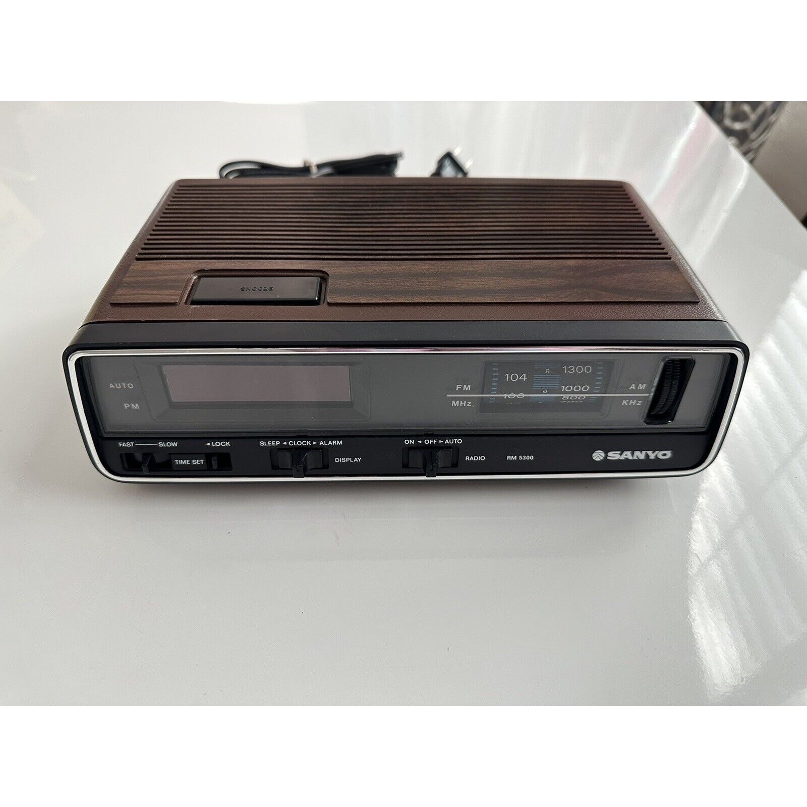 VINTAGE *NEW* 1980's Sanyo RM 5300 Walnut LED Alarm Clock Radio