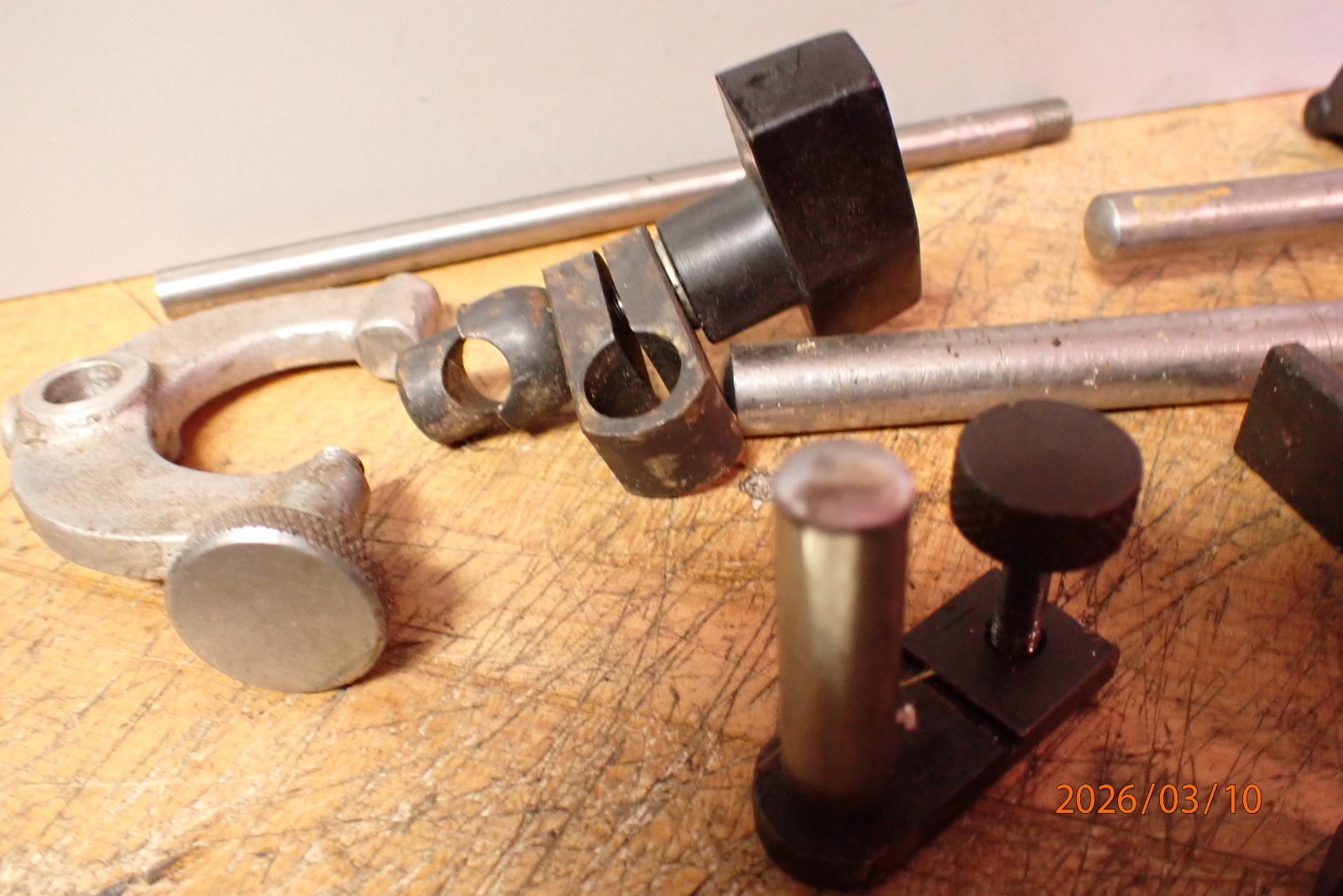 PILE OF BROWN AND SHARPE STARRETT OTHER DIAL INDICATOR ARMS SWIVEL BRACKETS PART