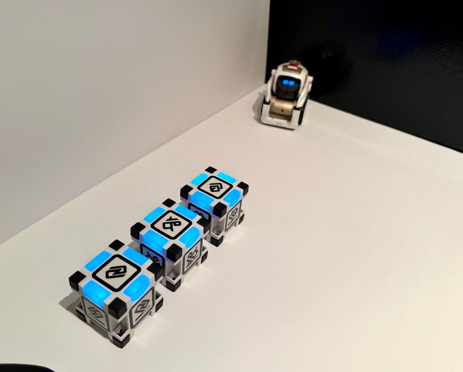 Anki Cozmo Robot Toy With Cubes And Charger New 500mah Battery