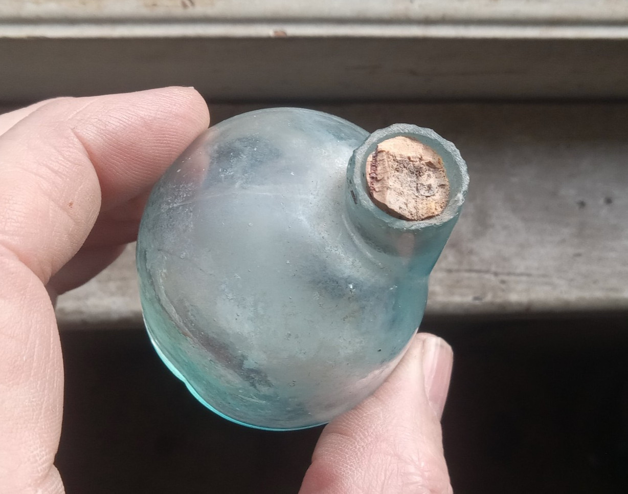 1870s PLAIN IGLOO TURTLE INK BOTTLE WITH GROUND LIP (AS IS;CRACK IN BASE)