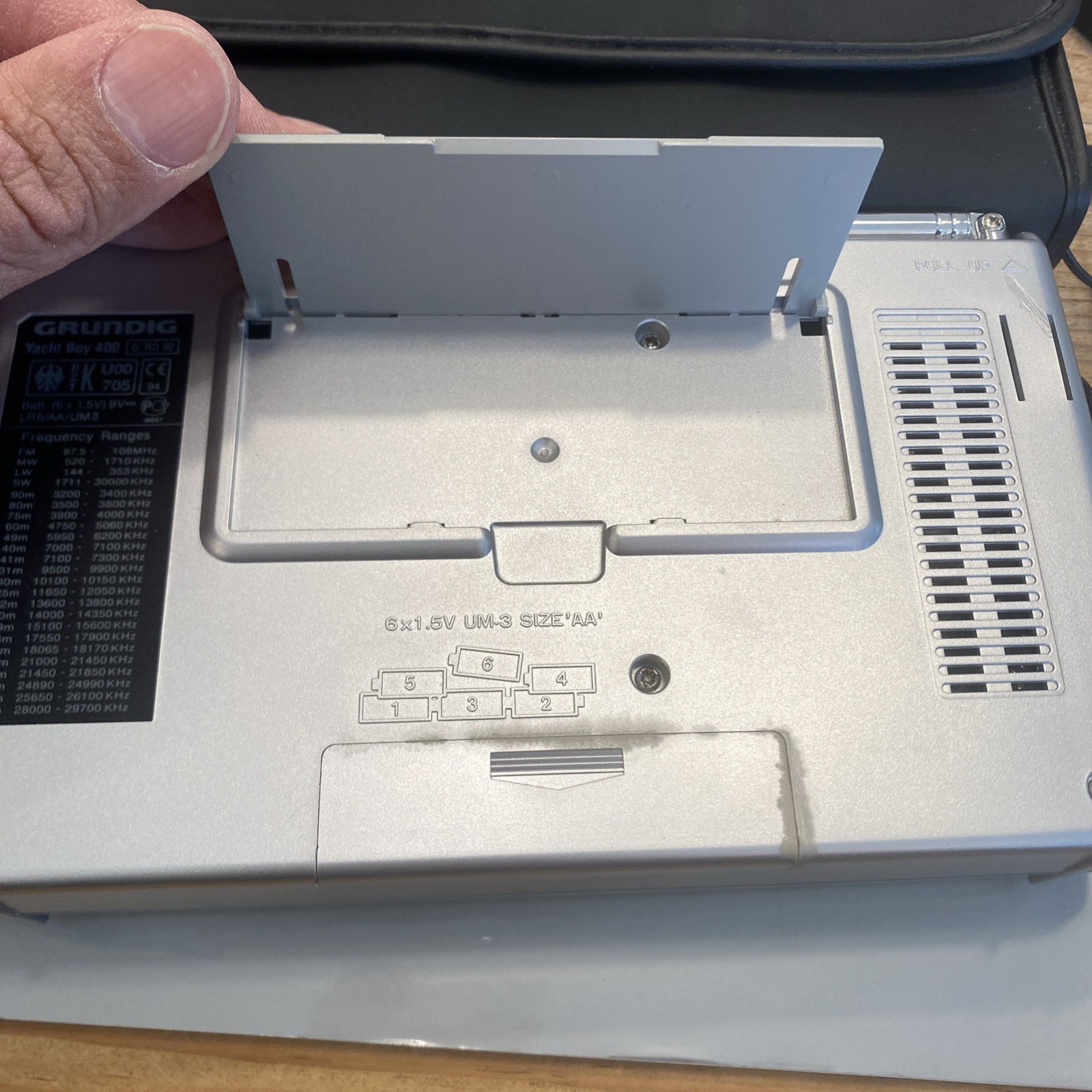 Grundig YB 400 PE World Receiver Radio w Box Case Manual AC Adapter Works