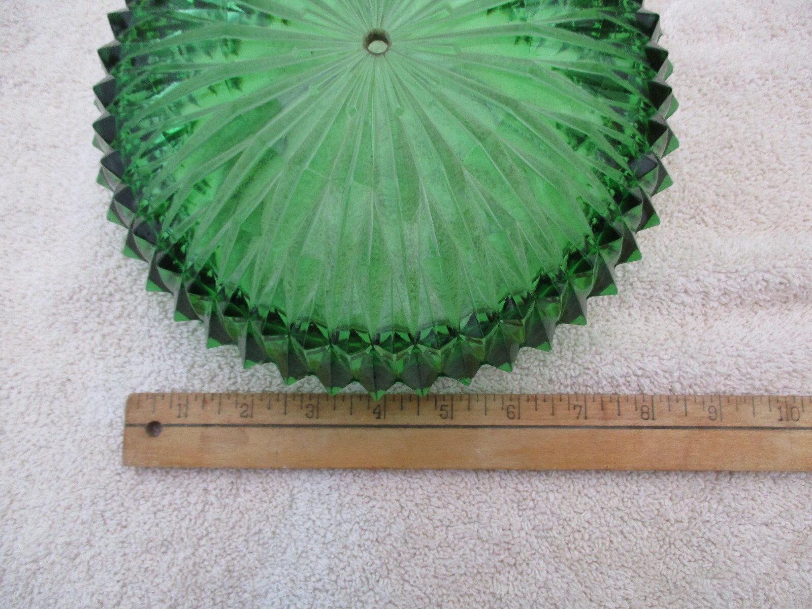 A VINTAGE ELEGANT, SPIKED, EMERALD GREEN GLASS LID/LAMP PART? MISSING FINIAL.