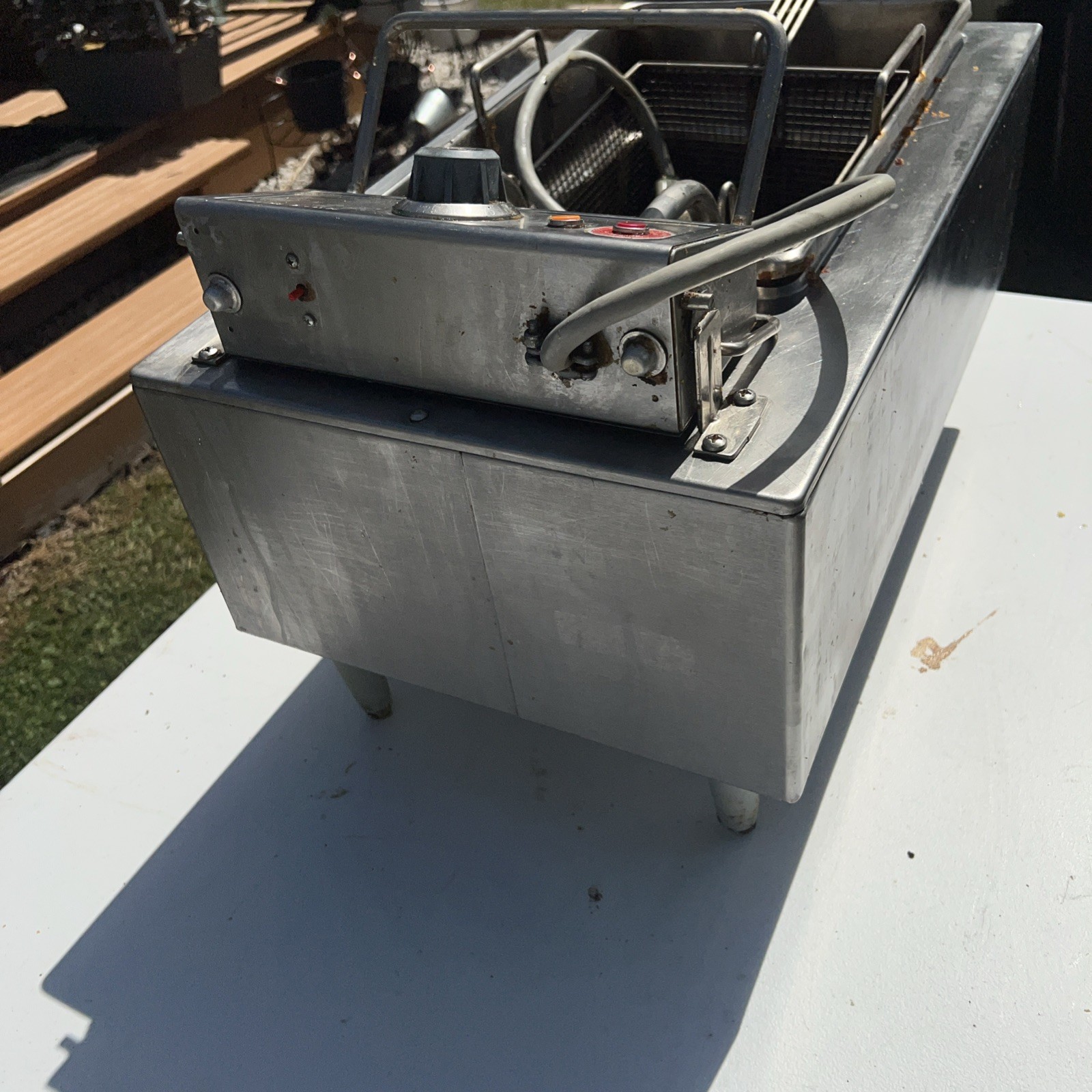 Wells F-49 Countertop 15lb Low Wattage Single Basket Electric Fryer A