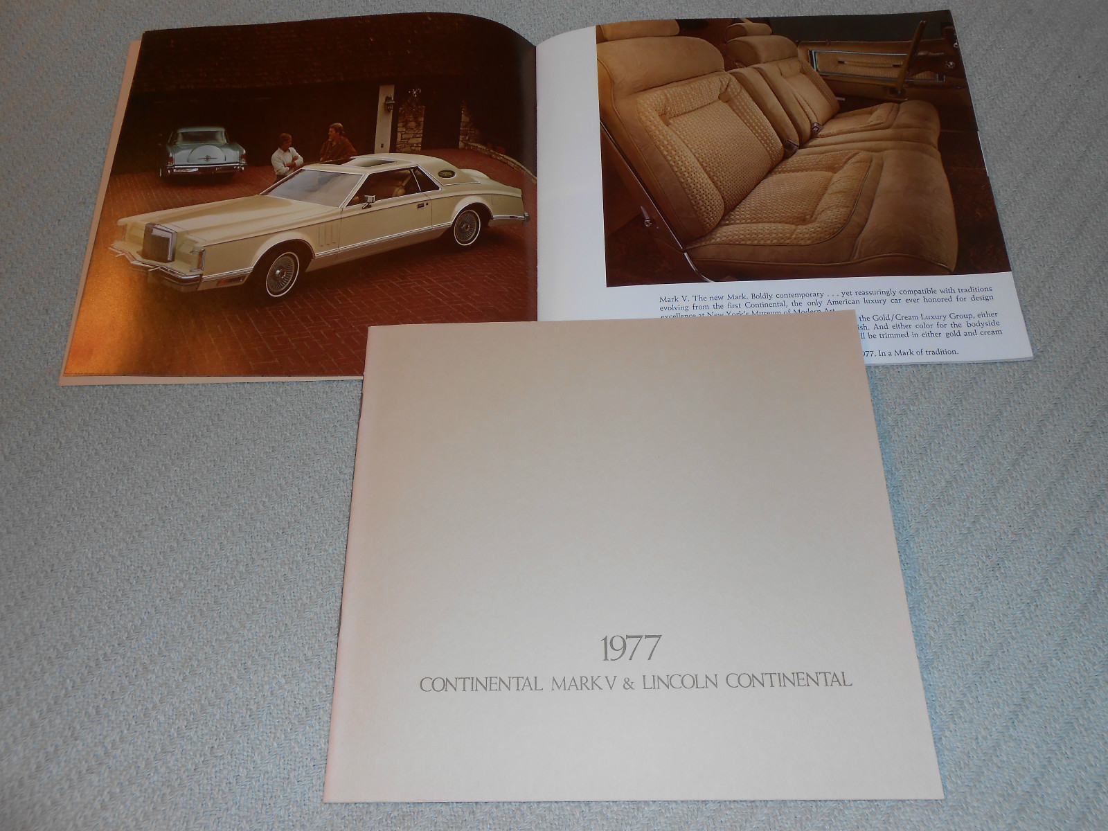 1977 LINCOLN BROCHURE / '77 CONTINENTAL and MARK V CATALOG / 20 p. + COVERS