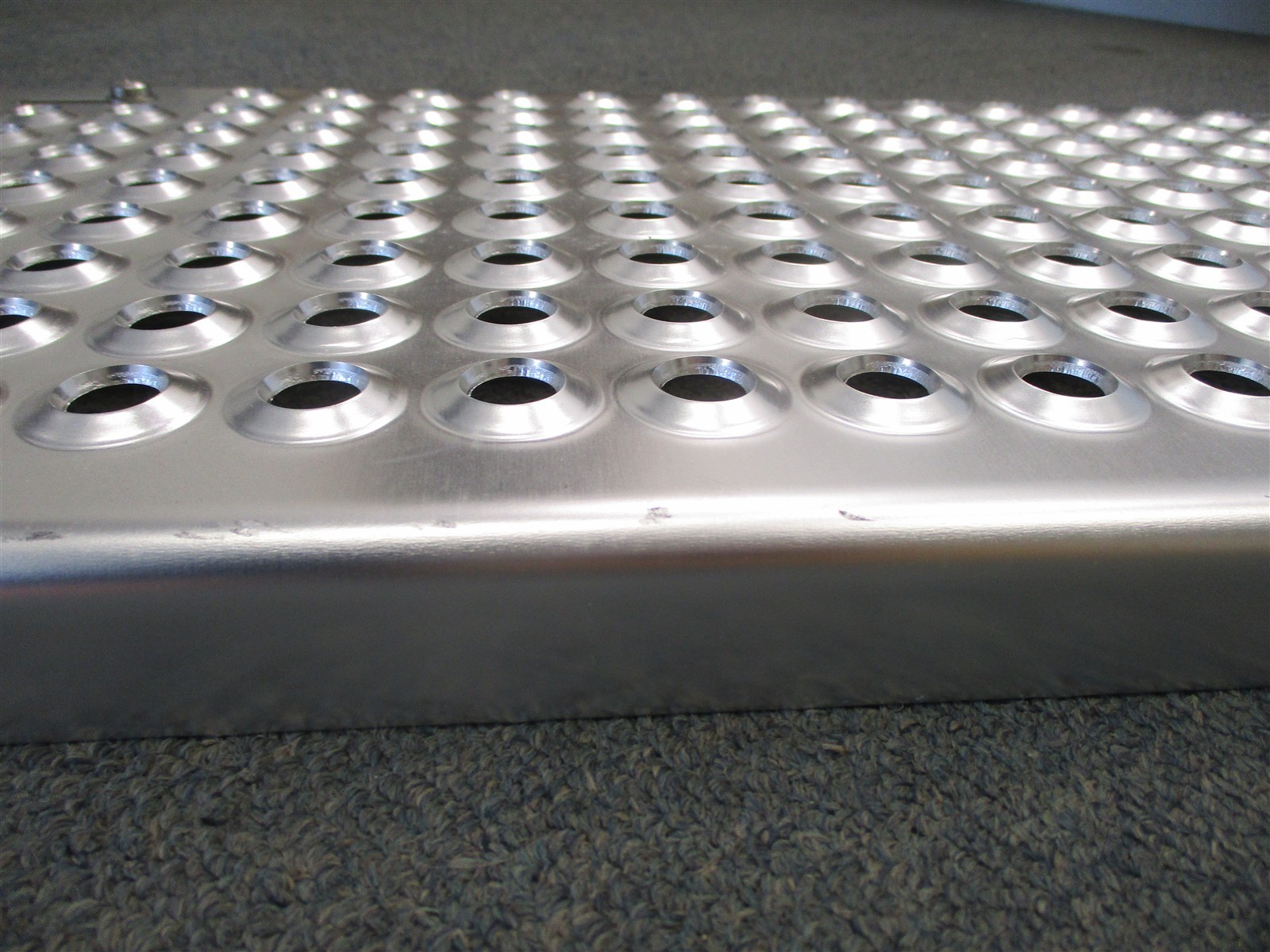 3591920C94-B OEM INTERNATIONAL FLUSH ALUMINUM DECK PLATE PLATFORM 30"x14-1/2"