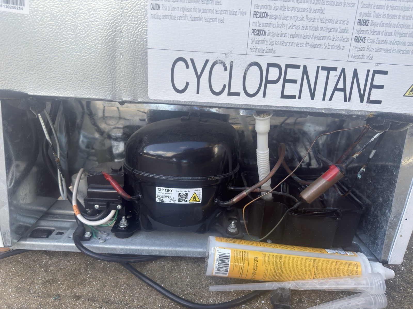 Magic Chef HMDR1000WE Top-Freezer Freestanding Refrigerator White Adjustable Sh…