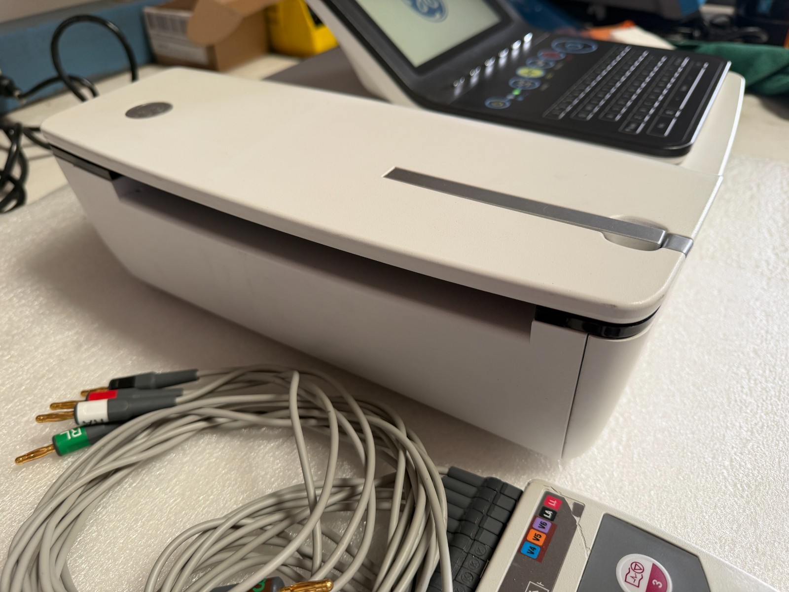 GE MAC 2000 12 Channel Interpretive Electrocardiograph w/12-lead ECG electrode