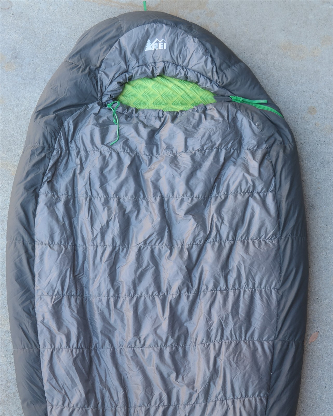 REI IGNEO Down Sleeping bag 80" X 30" rated 20 degrees (READ)