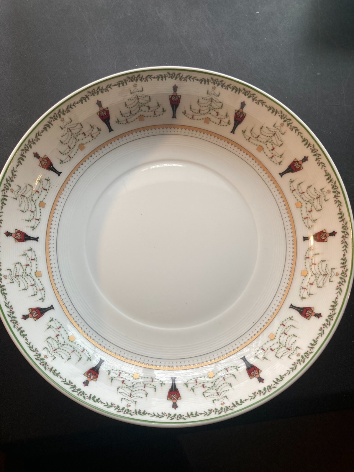 EXCELLENT BERNARDAUD GRENADIERS HAPPY HOLIDAY 9 5/8 ROUND VEGETABLE SERVING BOWL