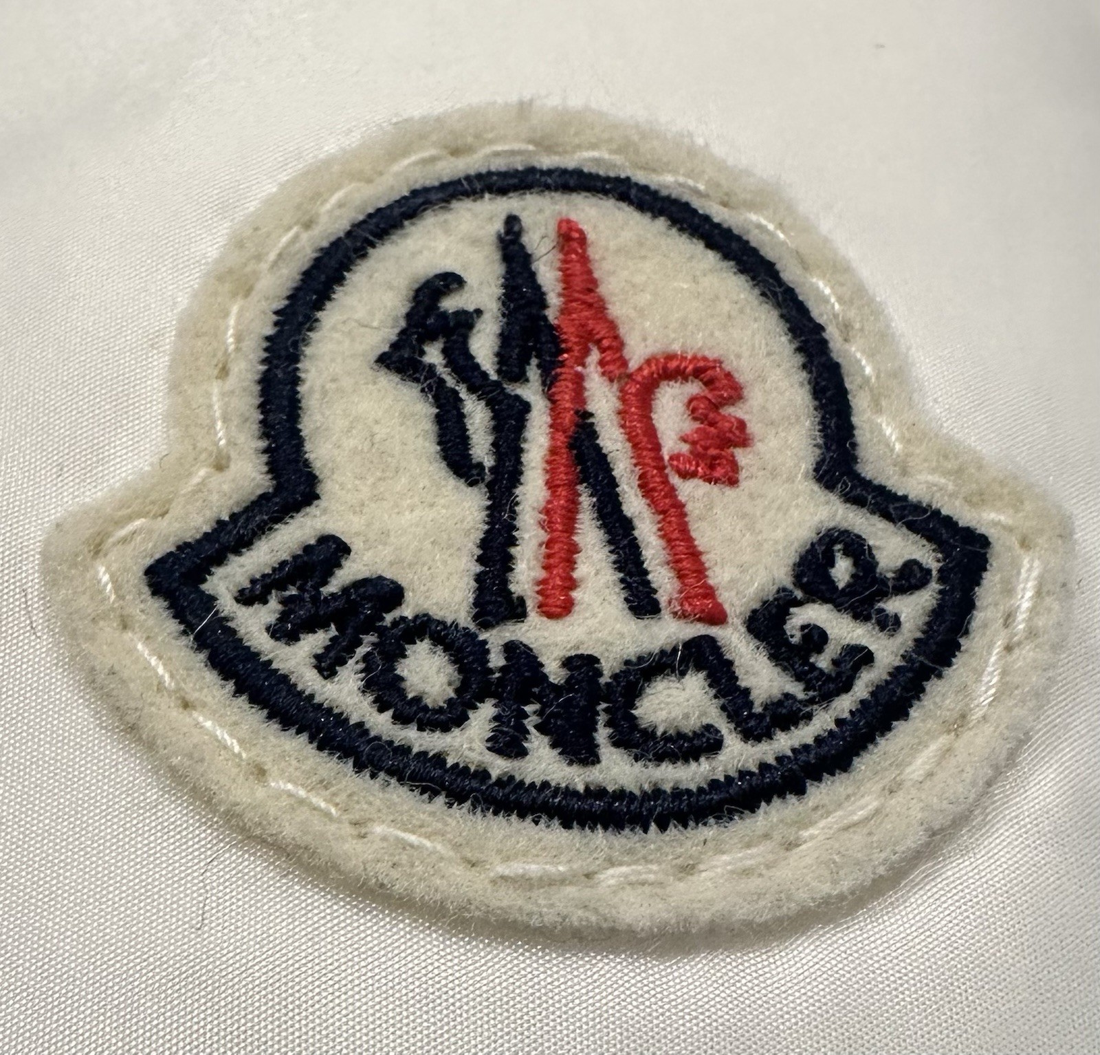 BRAND NEW MONCLER WHITE AUTHENTIC EYEGLASSES SUNGLASSES POUCH CASE AND BOX