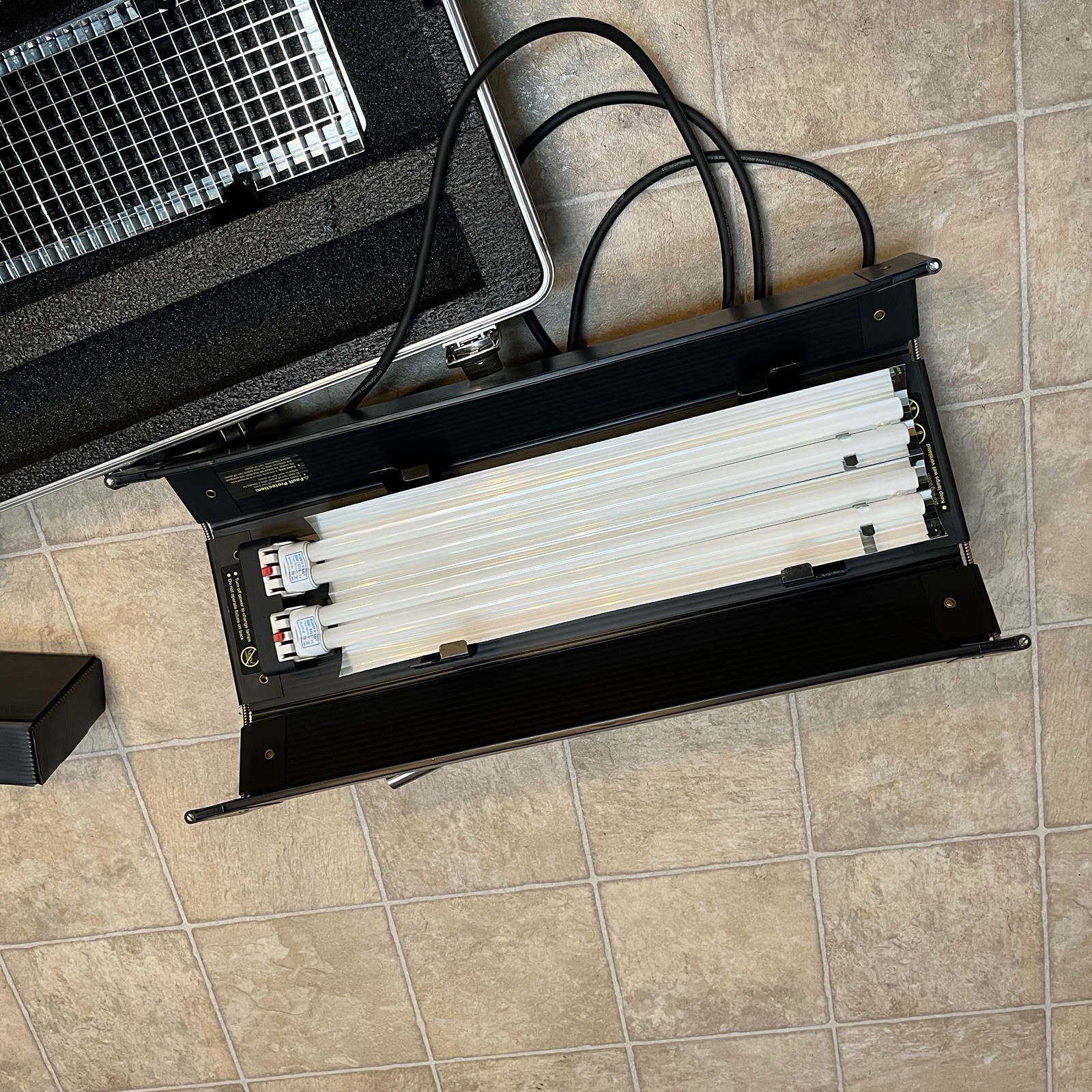 Kino Flo Diva-Lite 201 Fluorescent Light w/ Case, Gel Frame & Bulbs Tested