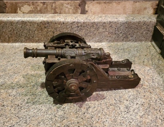 Model of a Spanish Field cannon, circa 16th century Replica Metal And Wood (Z6)