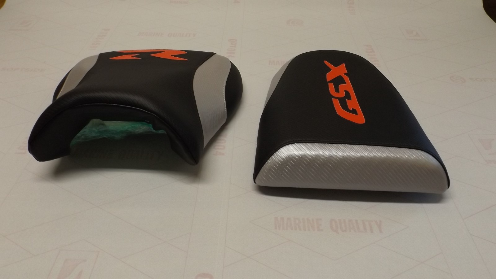 SUZUKI GSX 600R/750R/1000R FRONT&REAR SEATCOVER 00/03 blck/silver/red