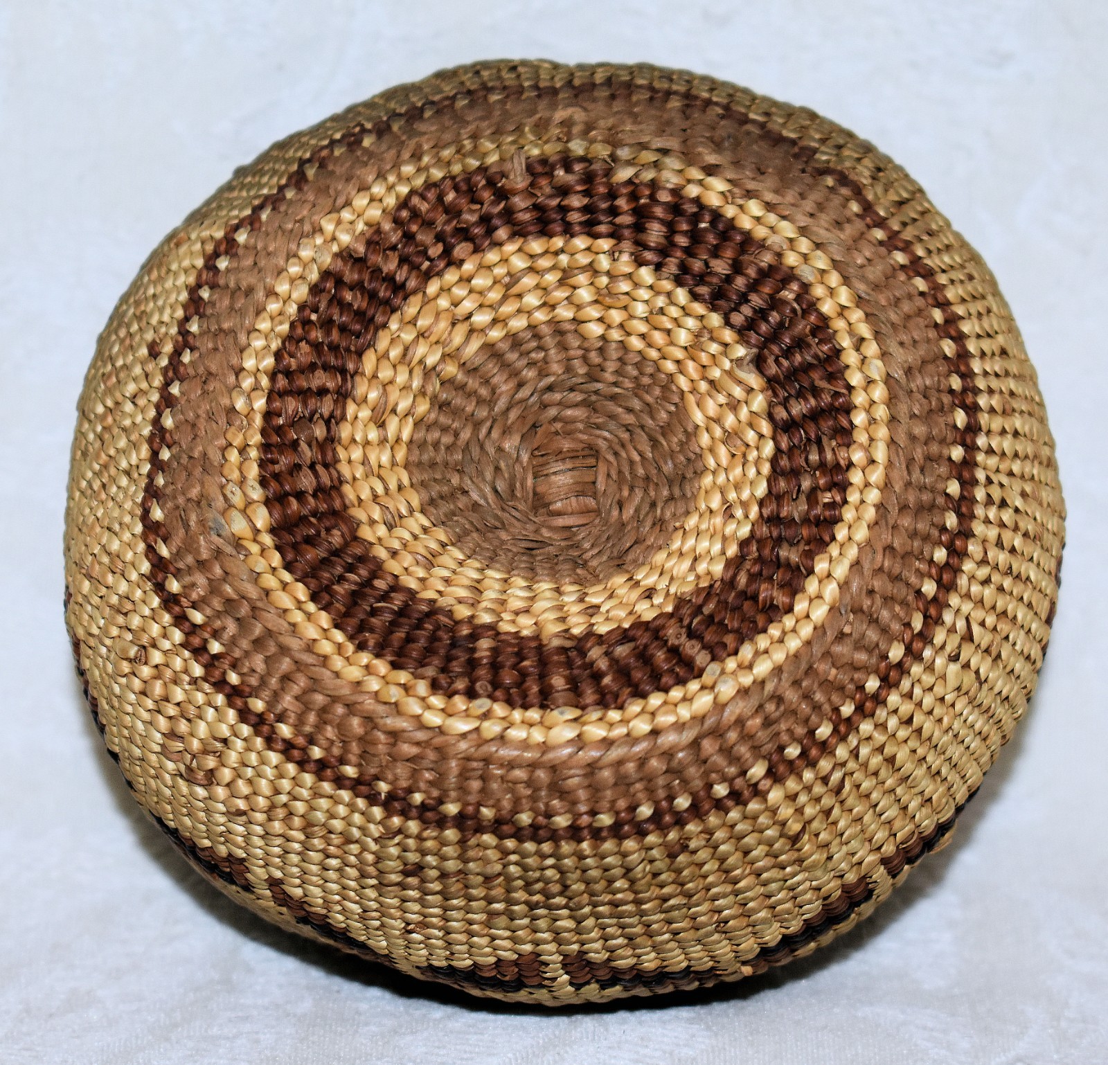 108I LOVELY ca1920'S FINE IMBRECIATED HUPA WOVEN BASKET 4.5 X 2.5" N. CALIFORNIA