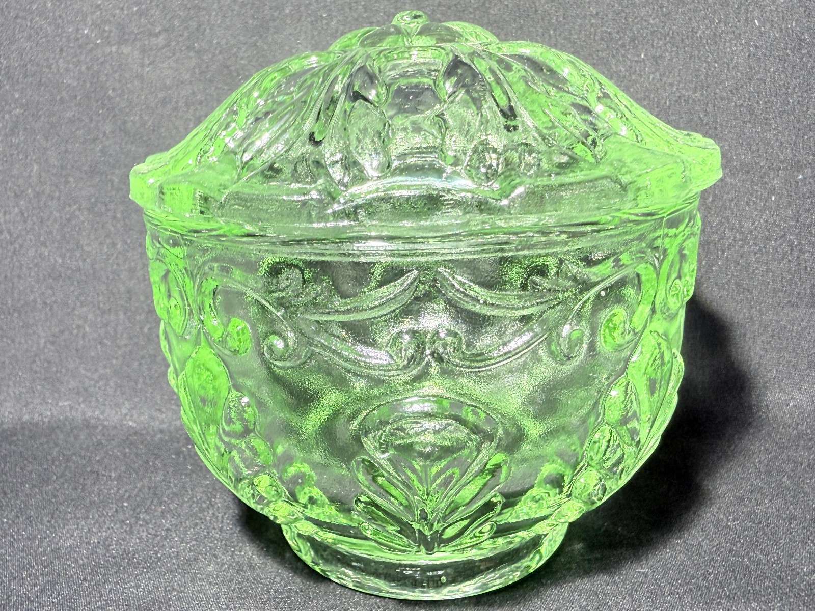 Green Vaseline Uranium glass covered candy dish coffee sugar jar bowl / selenium