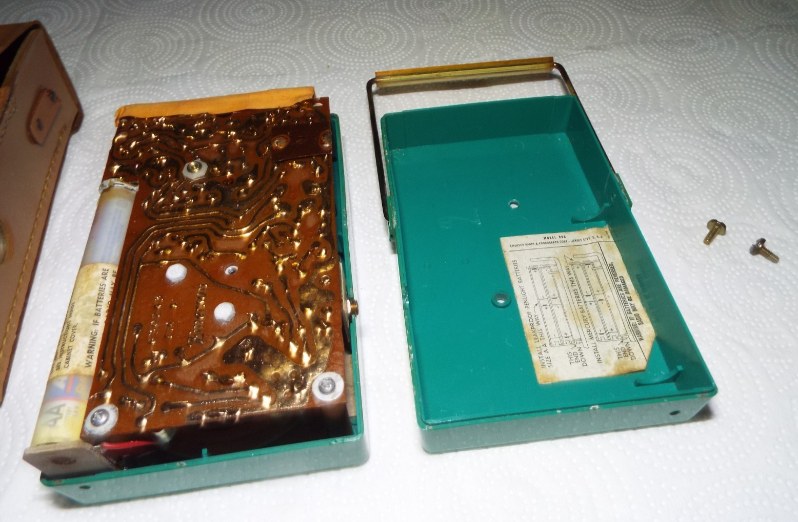 VINTAGE 1950's EMERSON 888 VANGUARD NEVABREAK POCKET RADIO "WORKS GREAT" READ!!!