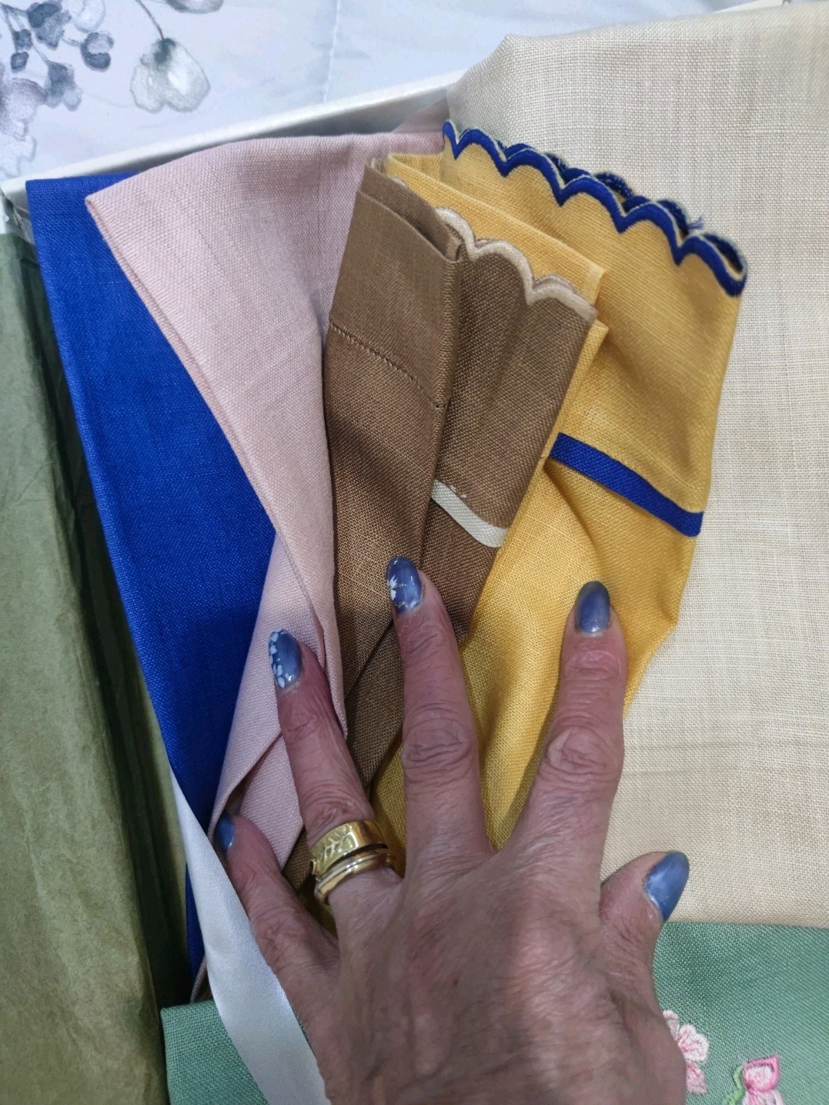 6 towels 💯 Pure linen embroidered, beautiful colored, in original packaging