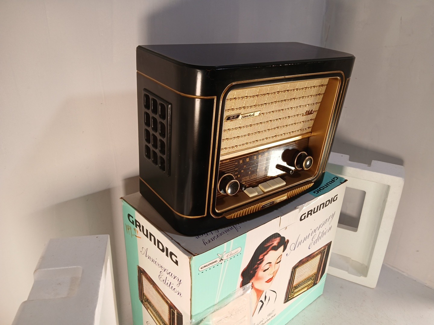 Grundig Anniversary Edition Model 960 AM/FM Shortwave Radio