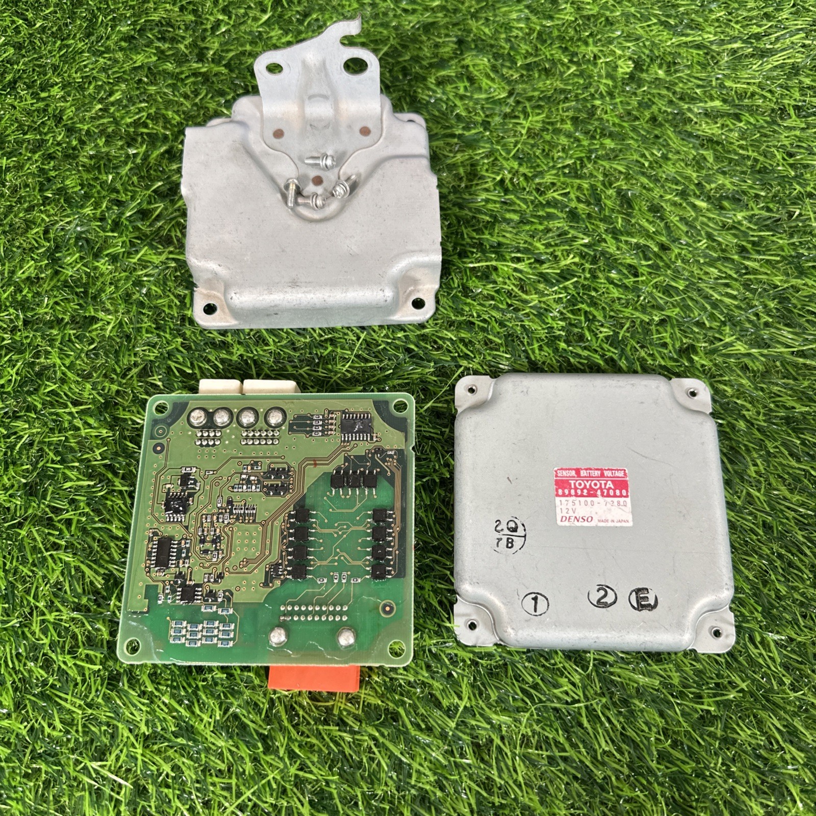 Toyota Prius Hybrid 2011-2015 Bettery Voltage Sensor Control module 89892-47080