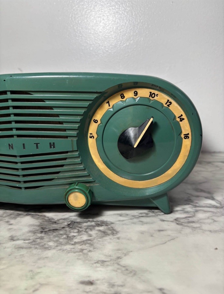 1952 Zenith J-616W The Owl Eyes Telechron Clock 6 Tube AM Radio Green & Yellow