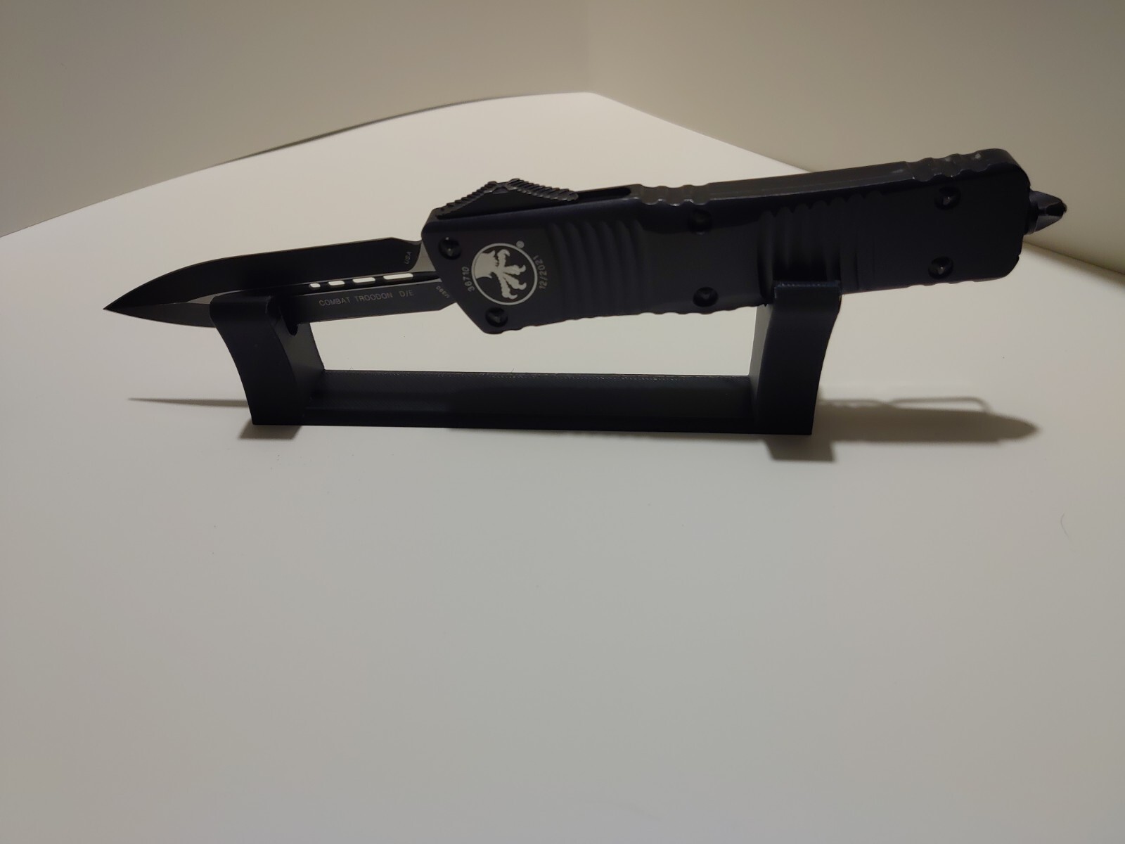 Universal knife display stand