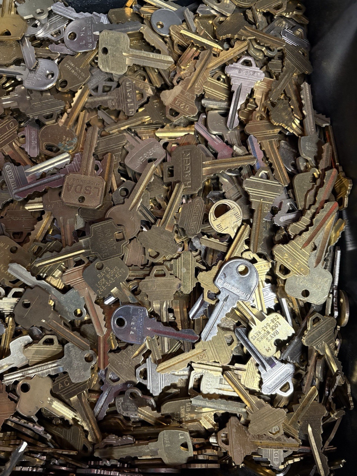 1 LB OF MISCELLANEOUS CUT KEY LOT FOR PADLOCKS, HOUSE DOORS, CRAFTS
