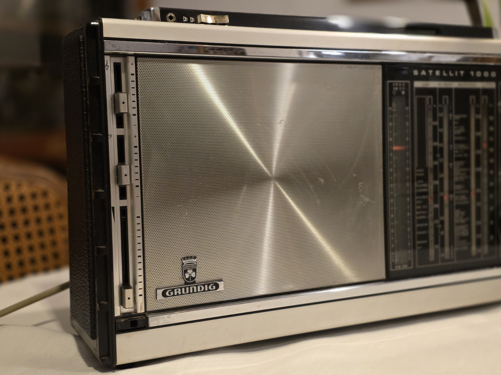 WORLD RECEIVER GRUNDIG SATELLIT 1000, new BELT