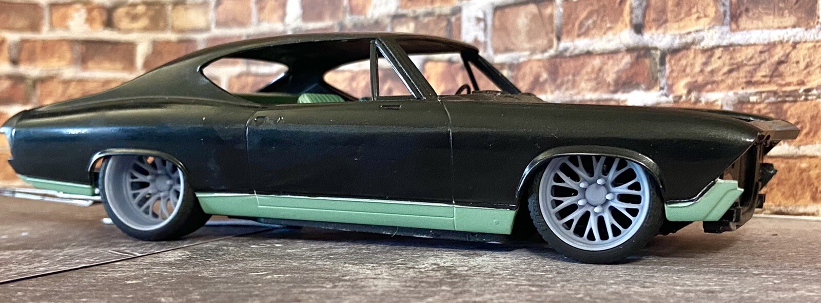 1/24 Scale: 21/20 Inch Weld S82 Wheels With Wide Rear Street Tires; Resin