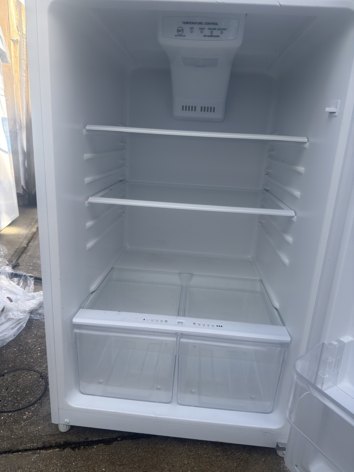 Magic Chef HMDR1000WE Top-Freezer Freestanding Refrigerator White Adjustable Sh…