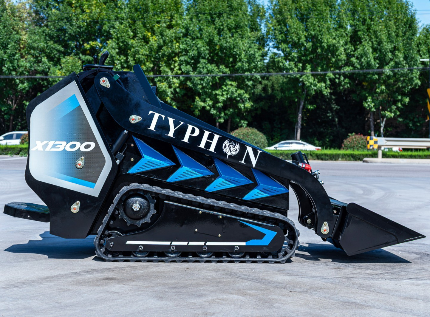 3040lbs TYPHON STOMP X1300 25HP Kubota D1105 EPA Diesel Mini Skid Steer Loader