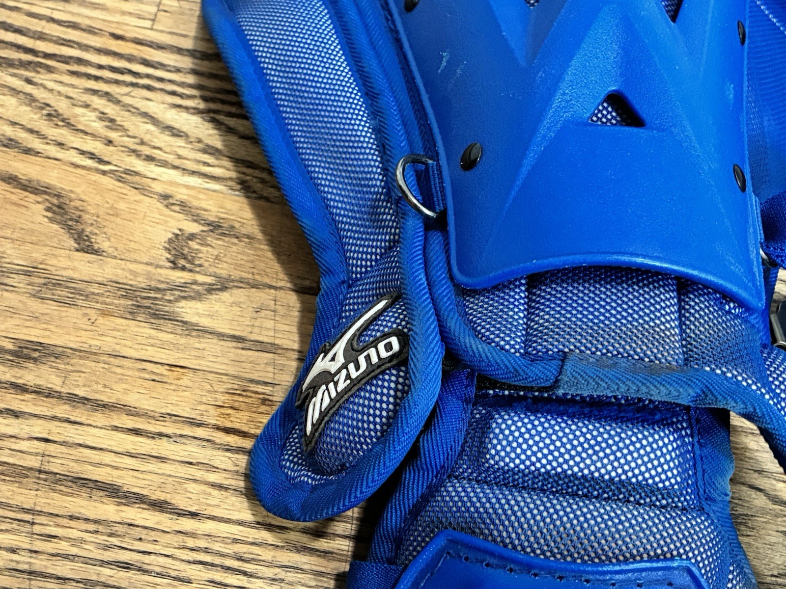 Chicago Cubs Game Used/Issued Mizuno Pro 17.5 “ Catchers Shin Guards Blue