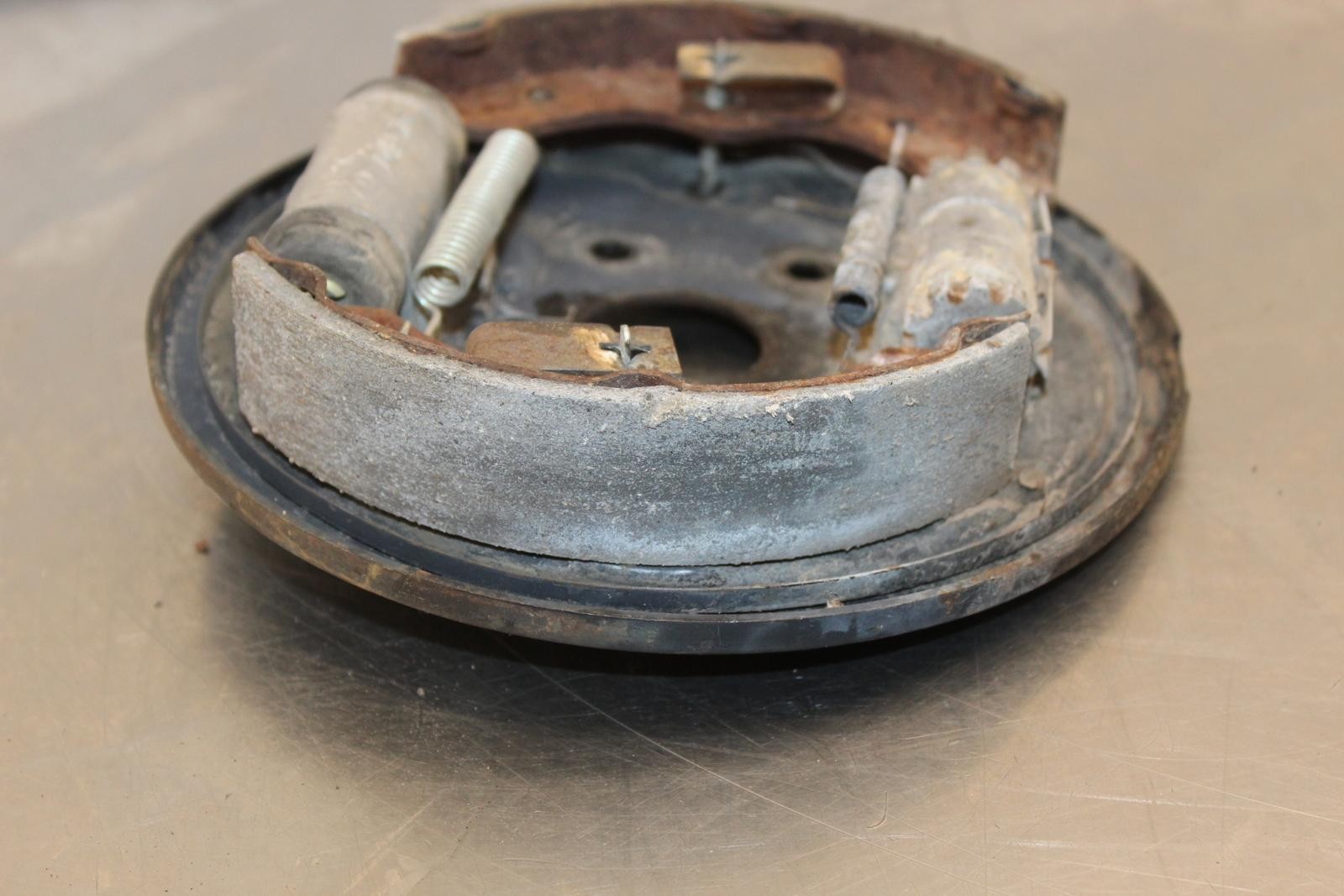 1985 Honda FourTrax 250 TRX250 2x4 LEFT FRONT BRAKE DRUM PLATE O948