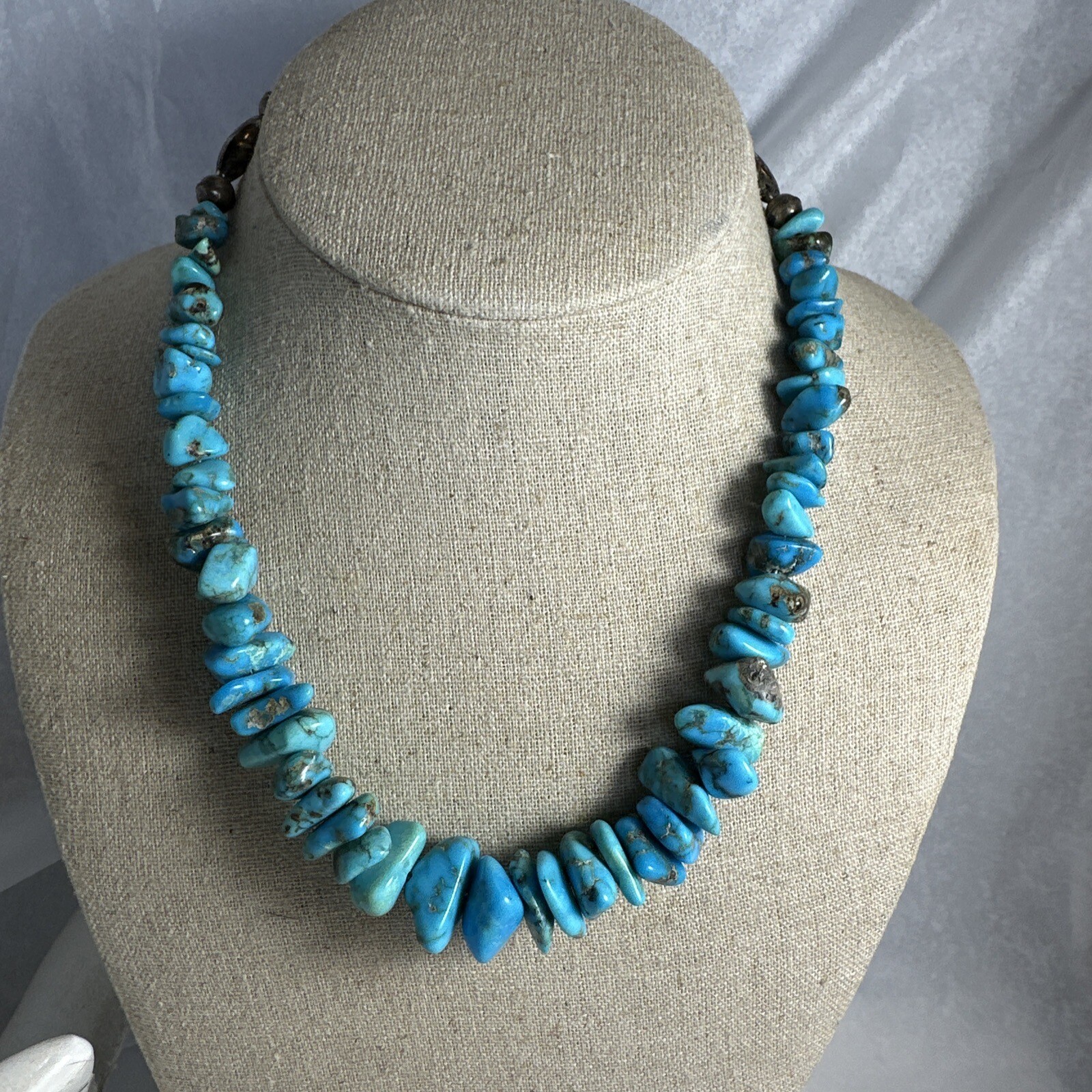 Beautiful southwestern style 18 inch turquoise silver necklace
