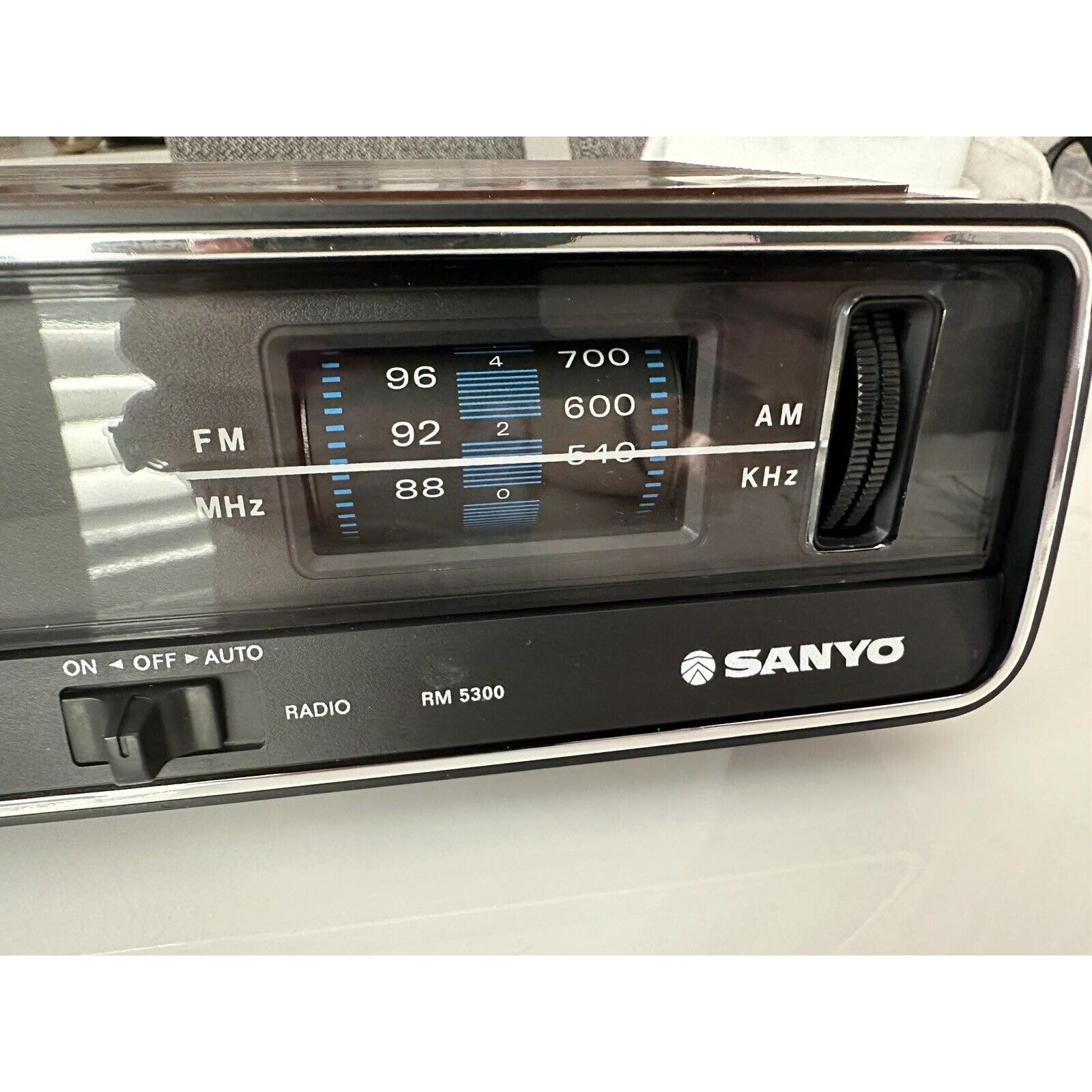 VINTAGE *NEW* 1980's Sanyo RM 5300 Walnut LED Alarm Clock Radio