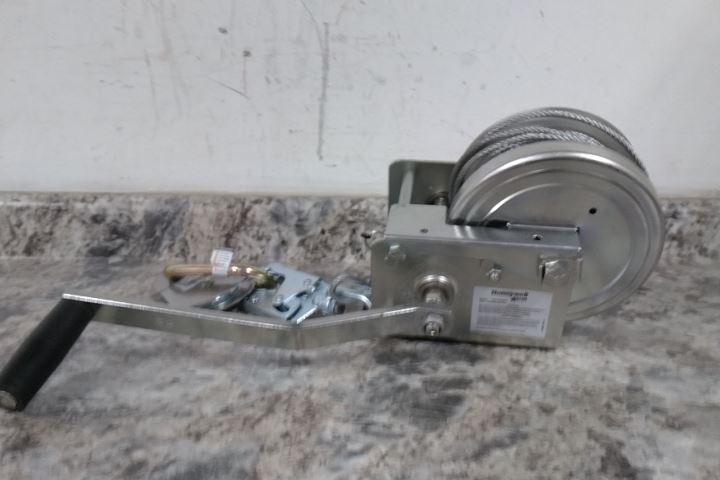 Honeywell Miller 8441-Z7/88FT 88 Ft Cable L 400 Lb Cap Confined Space Winch
