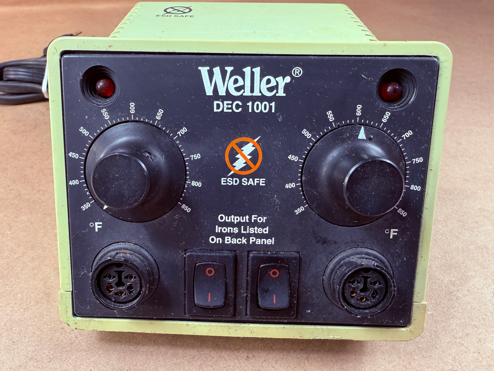WELLER DEC1001 Electrostatic Dissipative Dual SOLDERING POWER STATION - TESTED