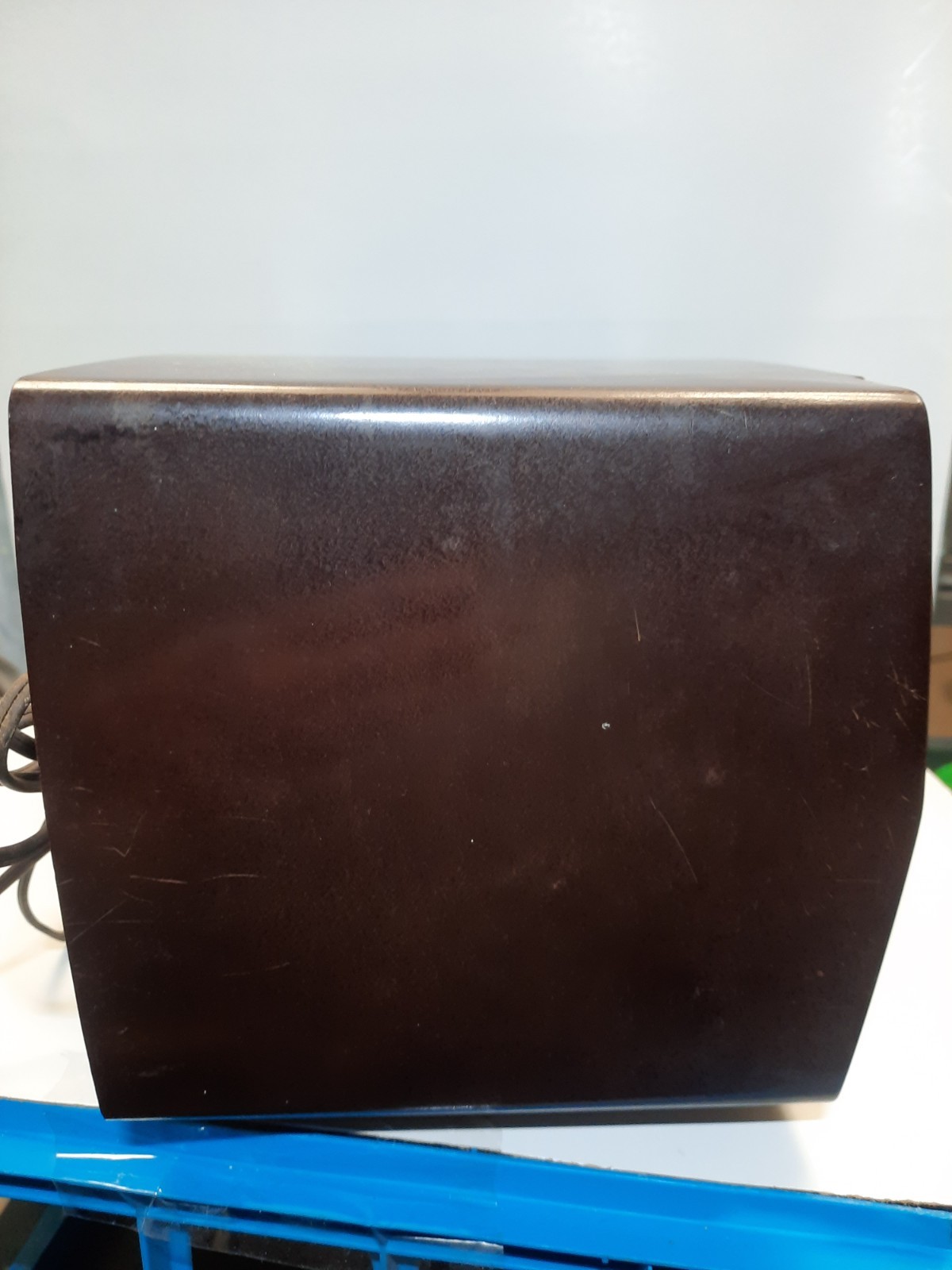 Vintage ZENITH white bakelite radio, model S-22922- AM/FM- turns on / Parts