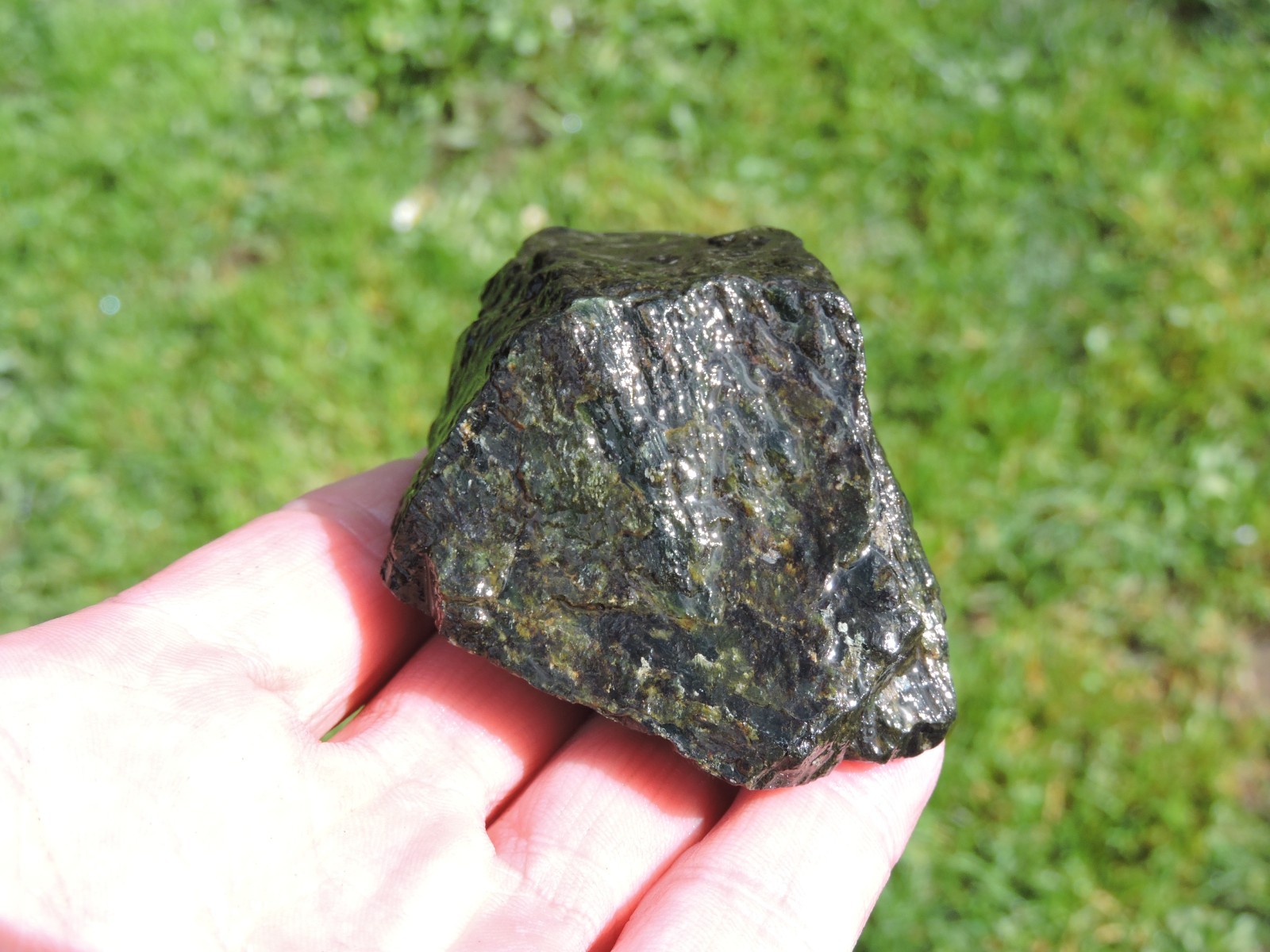 OREGON DARK GREEN SERPENTINE Rough Stones. *MAGNETIC* 100% Natural (8 lb)