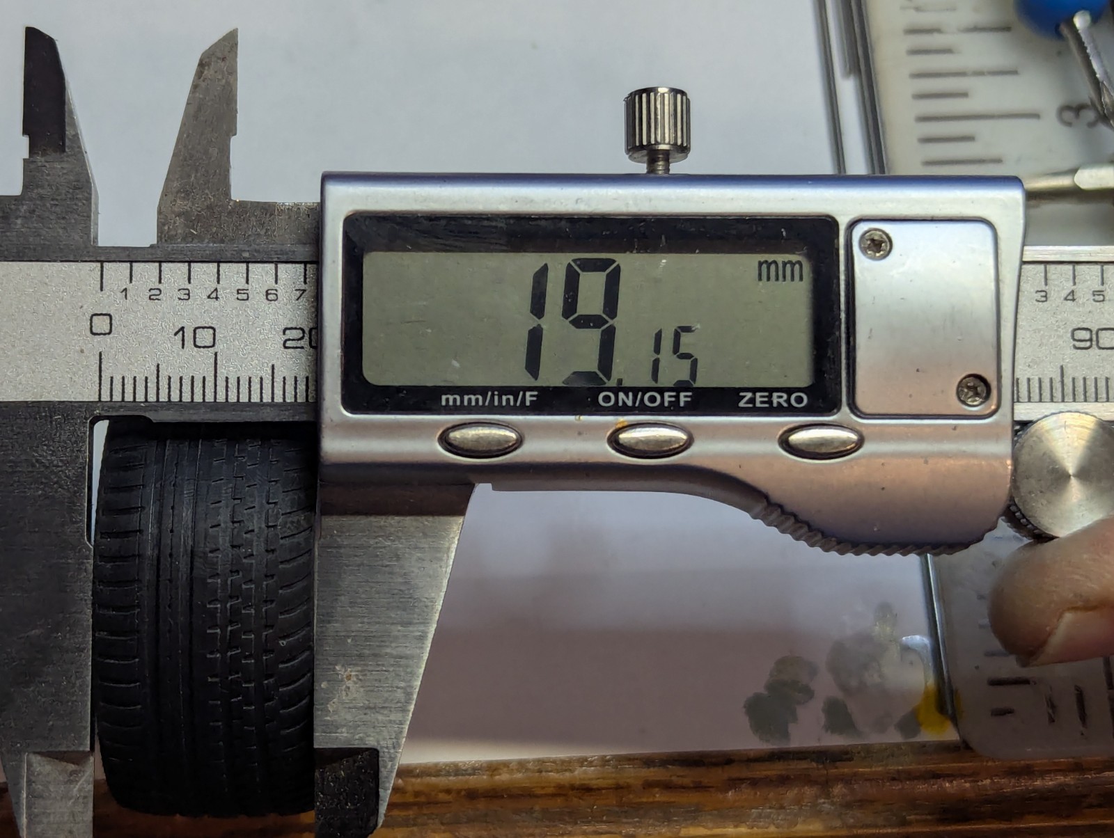 1/18 scale 3d printed tires and wheels (Chrome)