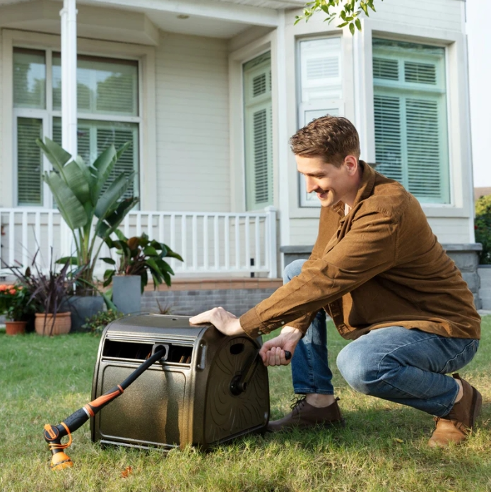 Giraffe Tools Garden Hose Reel Box Outdoor Hideaway Hose Reel