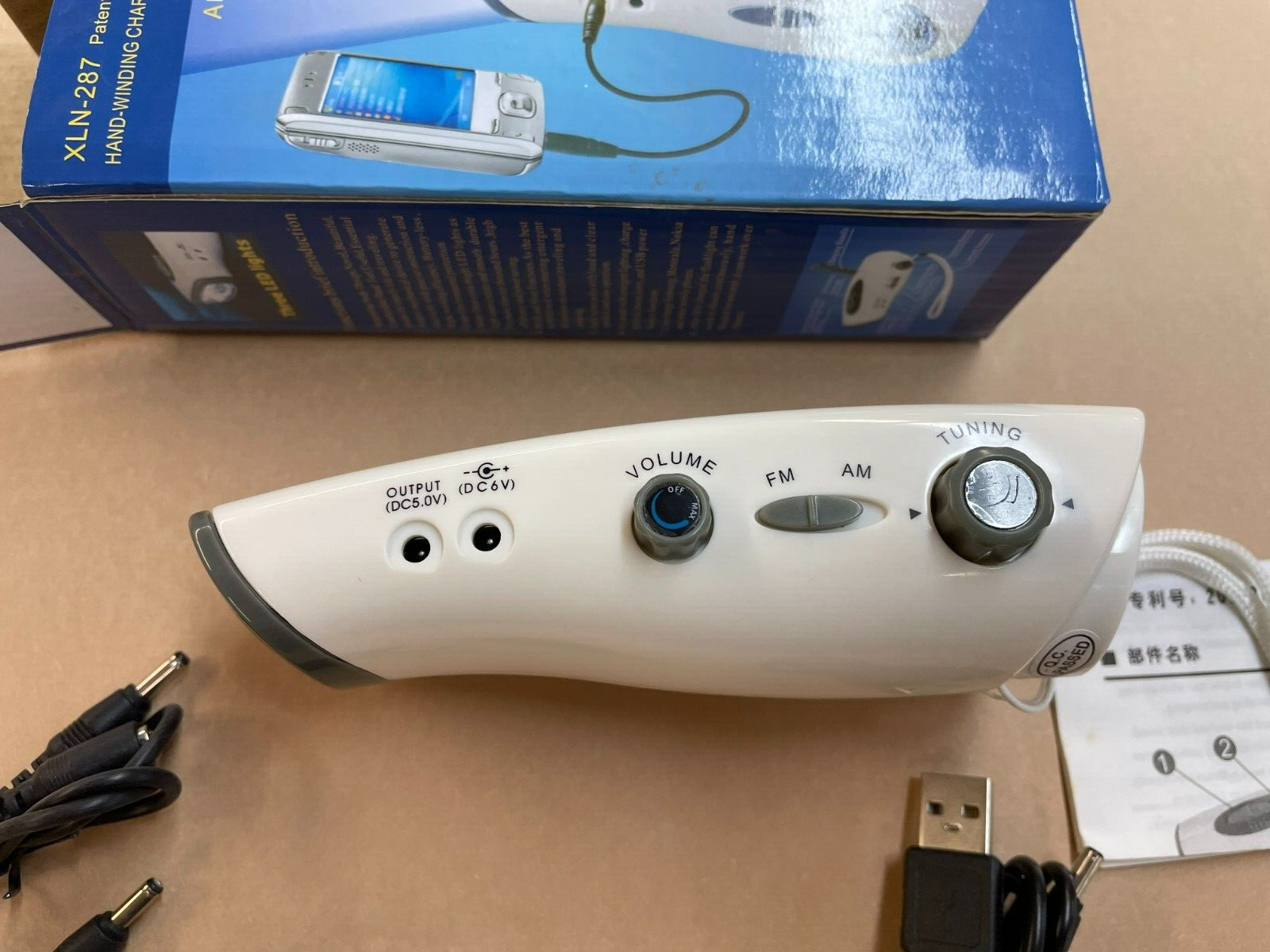 hand crank radio, flashlight, siren, strobe, roadside hazard, emergency survival