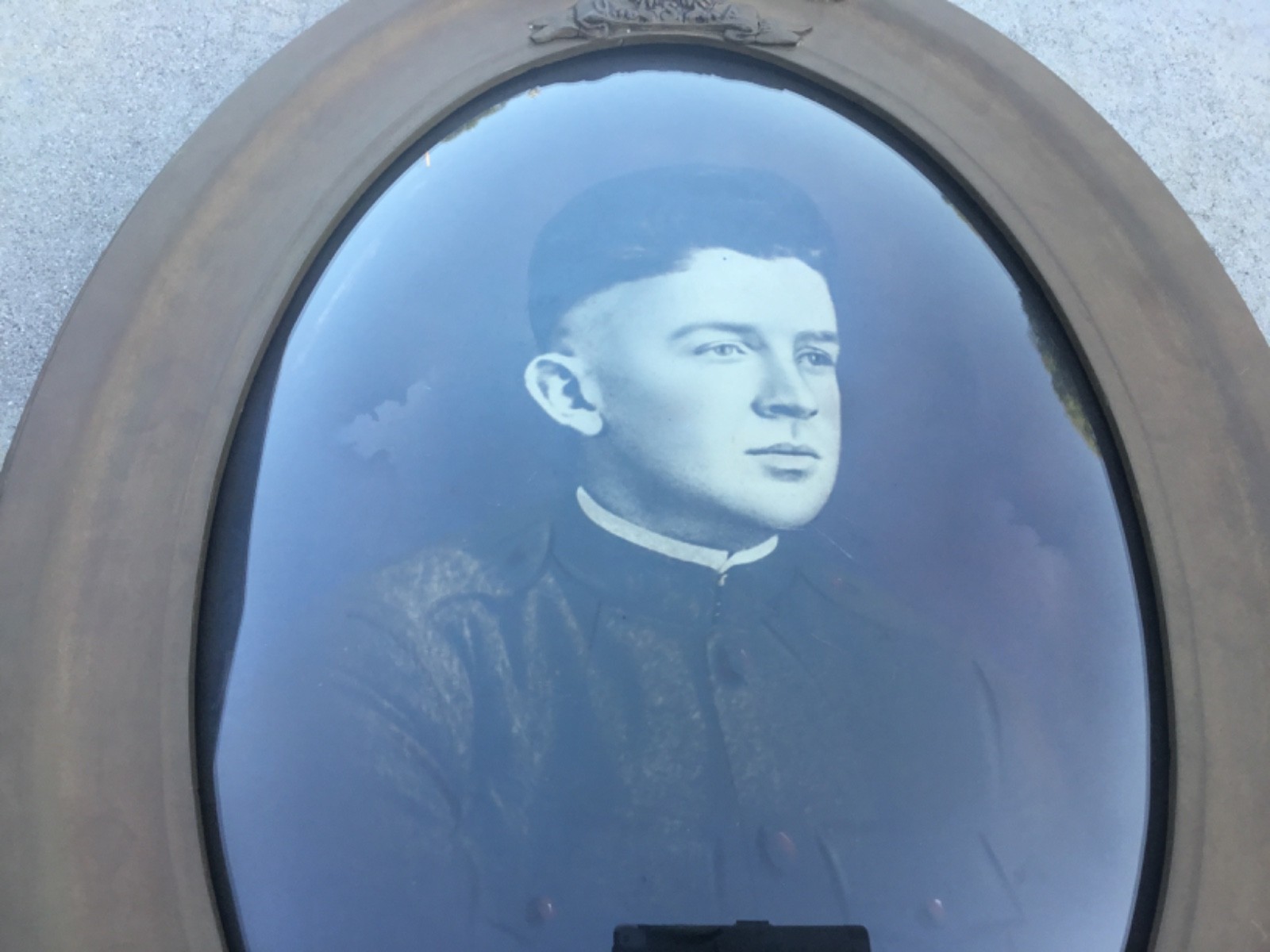 Vtg WW1 Convex Glass Soldier Military Portrait US Army Oval Framed Wall Hanging