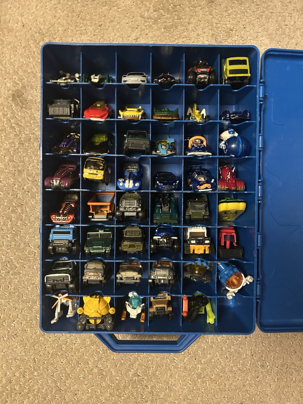 Hot Wheels Random 46 With Accessories And Beat Up Car Holder Read Disc