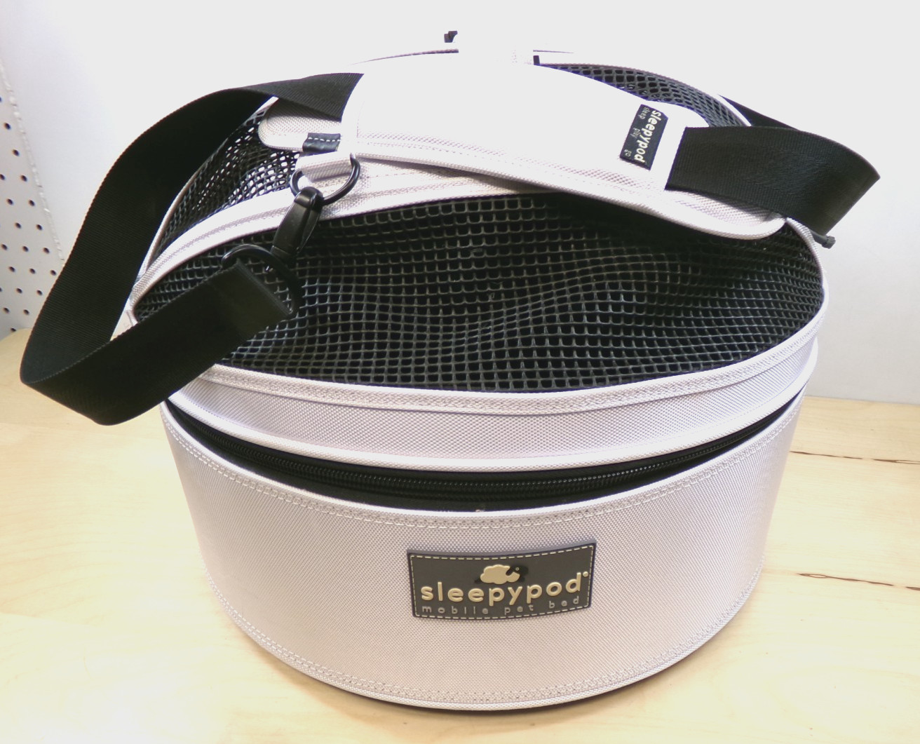 Sleepy Pod Mobile Pet Carrier Bed White Shoulder Strap Pets Up to 15 lb READ