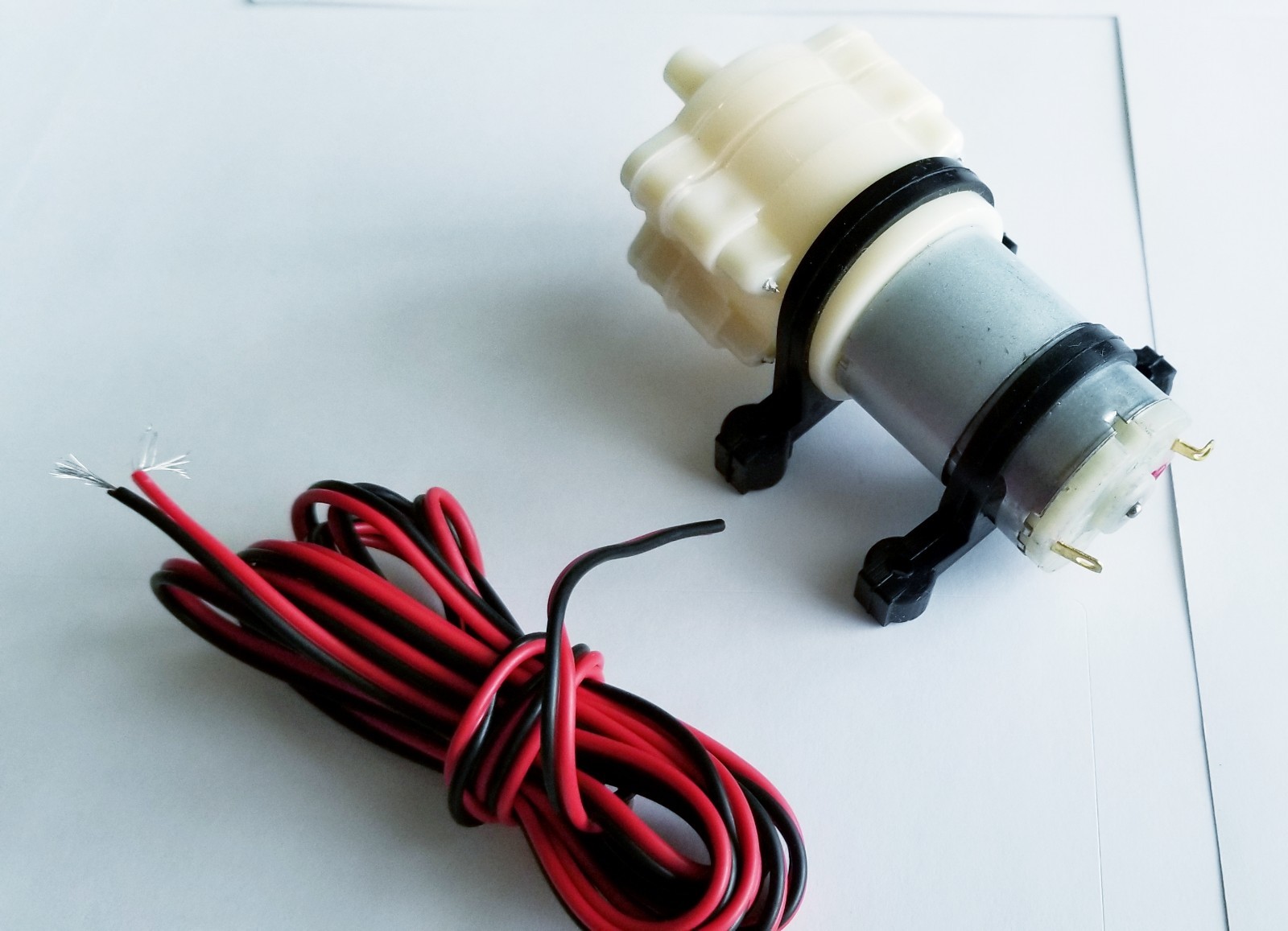 12V DC R385 Aquarium Pump Fish Tank Motor Diaphragm Water/AIR Pump + 2m Wire