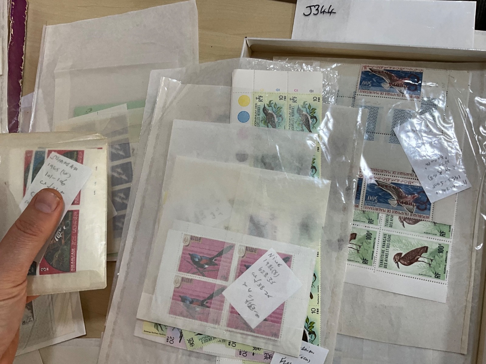 Birds on stamps MNH cat value over £9000 ex dealer stock t29