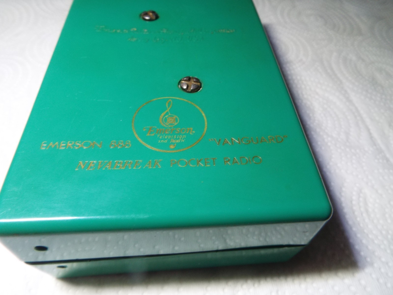 VINTAGE 1950's EMERSON 888 VANGUARD NEVABREAK POCKET RADIO "WORKS GREAT" READ!!!