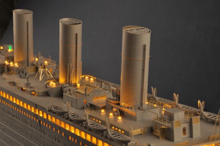 TRUMPETER 1/200 TITANIC The Queen Of the Ocean liner 03719 P/E PARTS &LED LIGHTS